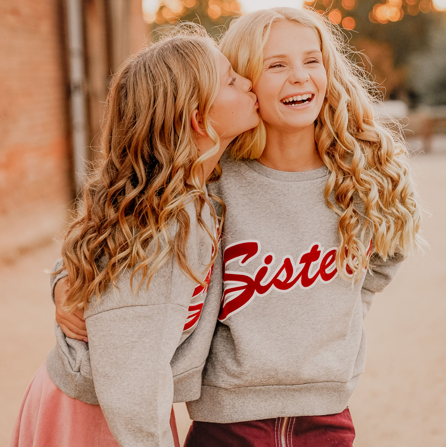 Sister. Модные сестрички. Сестренке стильная. Две сестры модные. Сестра и сестренка модные.